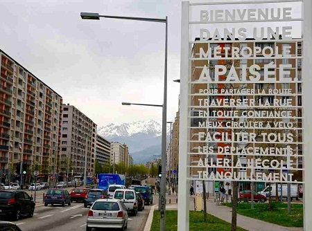 VieAGrenoble's tweet photo. Le @CeremaCom évalue la démarche d'apaiser les circulations de #LaMétro #Grenoble, depuis septembre 2015 :
✅ baisse sensible des vitesses
✅ accidentalité qui semble baisser
✅ usagers des modes actifs qui plébiscitent
➡ https://t.co/QOJ4AIrO7t https://t.co/eArDs8OA0Y