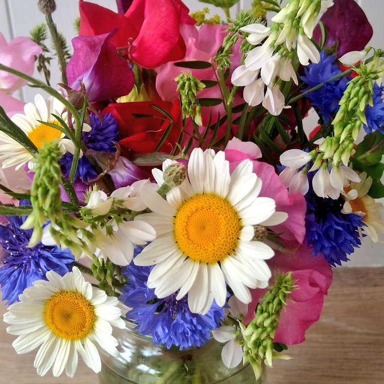 EynshamMarket's tweet photo. Bring some of the #garden inside and enjoy bunches of beautiful locally grown #flowers @EynshamMarket #Eynsham #Oxfordshire @1CountryMarkets https://t.co/fpYO7Aidl2