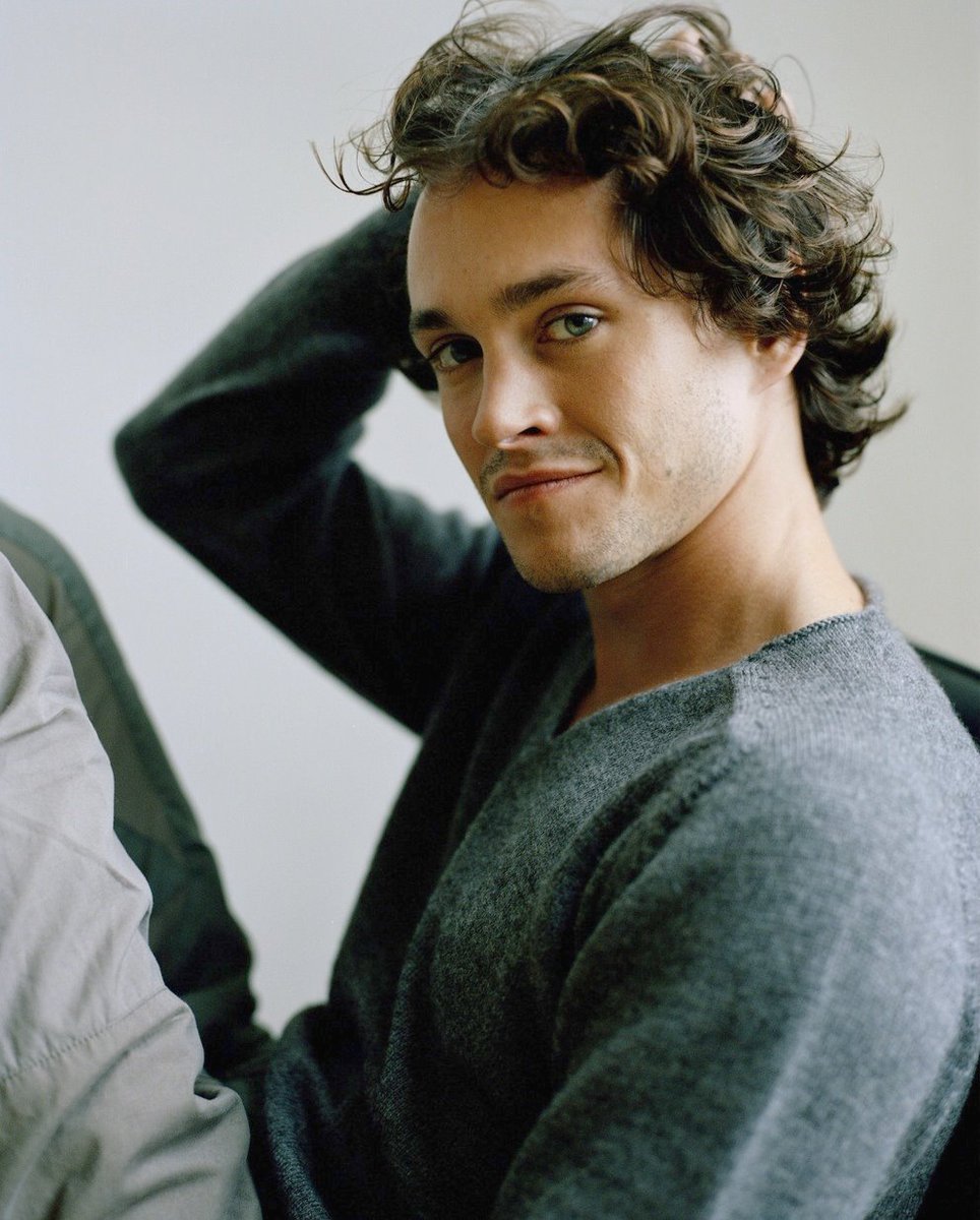 Happy birthday to this handsome man, Hugh Dancy. 
