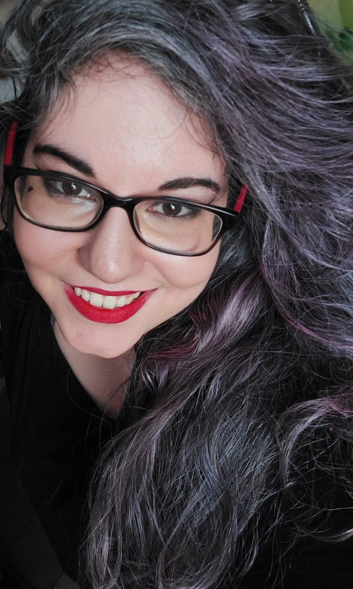 IsyKey's tweet image. #whitehair #naturalwhite #youngandwhitehair
Having white hair at a young age (10), I was complexed. Now I am owning it 💖💛💙