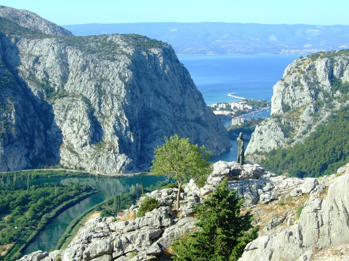 PureTraveller's tweet photo. #Top4Theme #Top4Viewpoints from a #roadtrip in Croatia.
The view from
↖ the Lotrščak Tower of St. Mark’s, Zagreb
↗ above the lower Plitvice Lakes
↙ above Omiš (Mila Gojsalić)
↘ the D8 above Pižinovac over the Neretva River delta
@Giselleinmotion @Touchse @CharlesMcCool https://t.co/kTSX45msQq