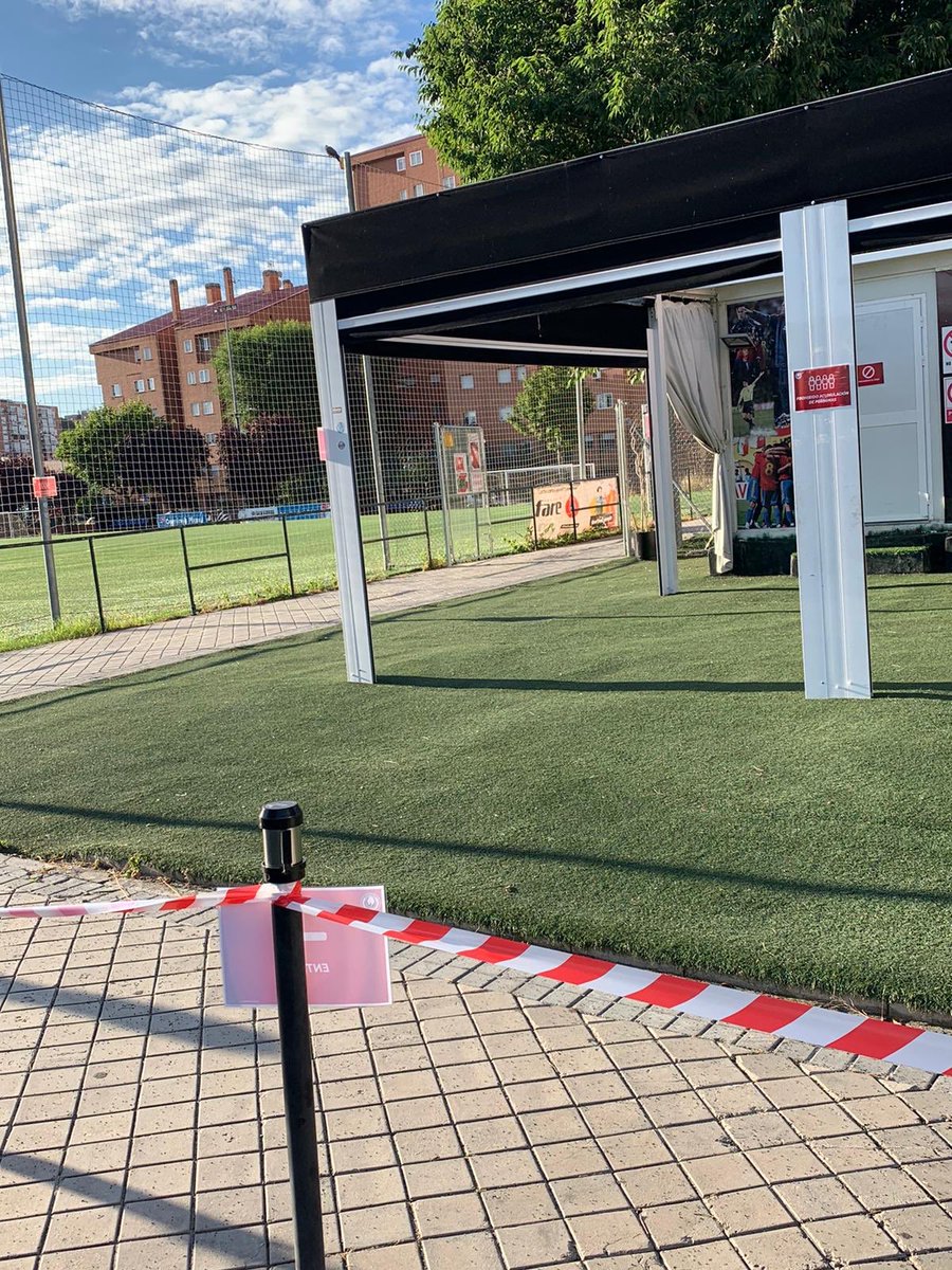 udmelidaolimpia's tweet photo. En estos últimos días hemos estado ultimando los preparativos para la reapertura de nuestro campo de fútbol. Aunque la temporada se ha dado por finalizada, tenemos la ilusión de poder realizar nuestro CAMPUS MULTIDEPORTE como cada año!
#UDMElidaOlimpia #GoElida https://t.co/FdpHvCJ7LA