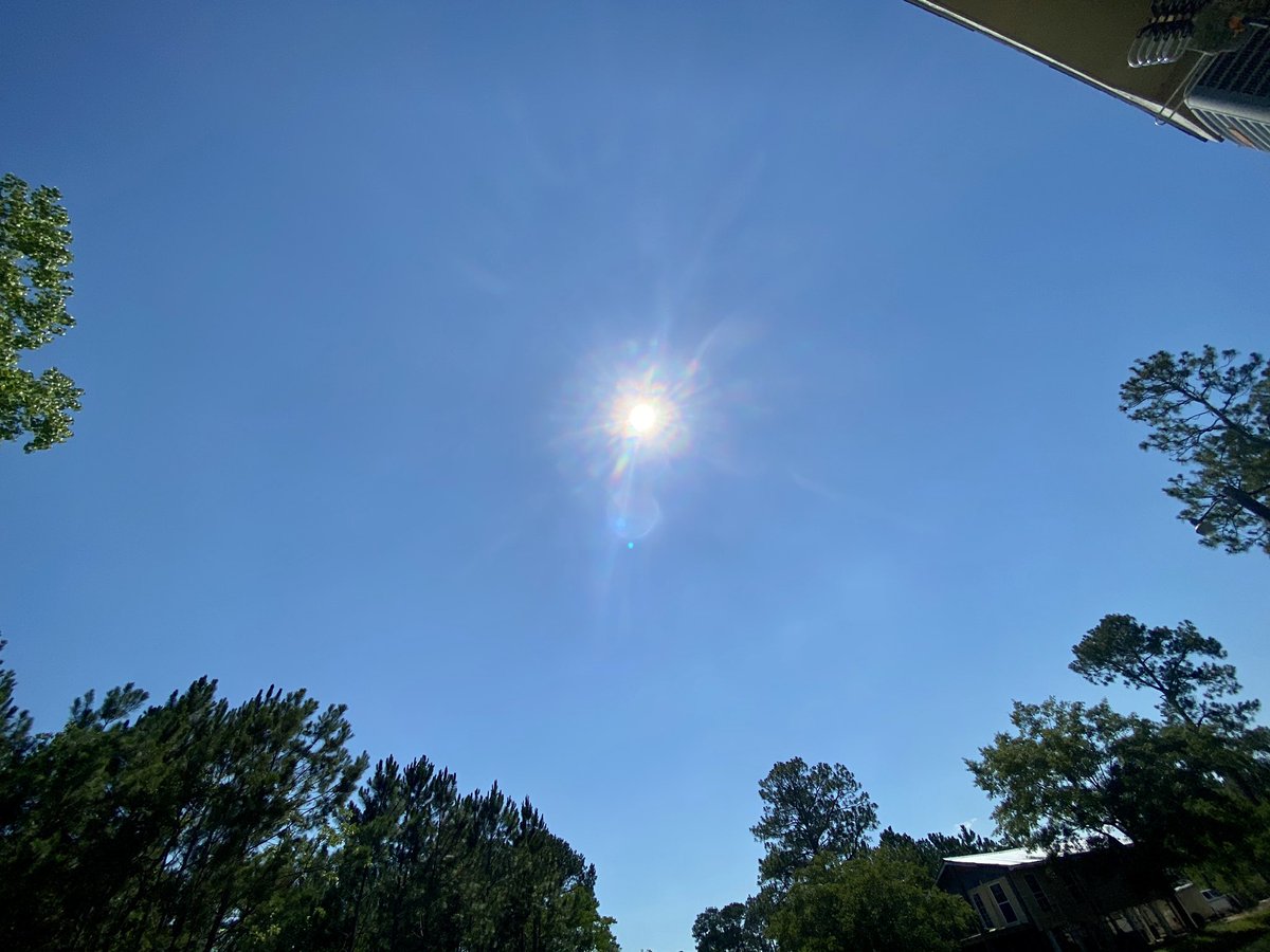 ChefKevinBelton's tweet photo. Not a cloud in the sky! #beautifulday #livinmybestlife #tryingtocatchdinner #grateful #blessed #fishing #fishingfun #hot https://t.co/ZSh1vzAUIt