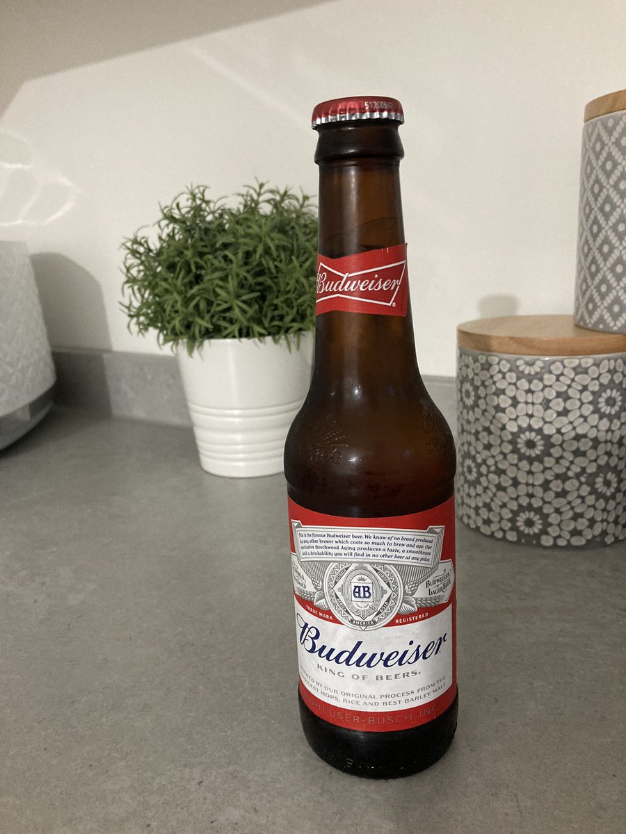 Ricksta7's tweet image. These drinks breaks in football matches are so handy #TOTMUN #MUFC #UnitedWeStand #footballsback #PremierLeague #PremierLeagueIsBack #beeroclock #FridayMotivation #FridayFeeling