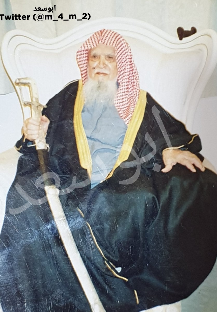 m_4_m_2's tweet photo. من الذاكرة.. 

صور من الذاكرة عام ١٤١٩هـ اثناء حديثي مع الشيخ مناحي الغرمول (رحمه الله) شيخ رحمان #البقوم حيث قال (هذا السيف في الأصل لجدي ثنيان ثم ورثه والدي ثم ورثته من بعده وقد شارك في العديد من المعارك مع جيوش #الملك_عبدالعزيز بدأ بجدي ثنيان ثم والدي طريخم وأنتهاء بي. https://t.co/zomJpz86Yz