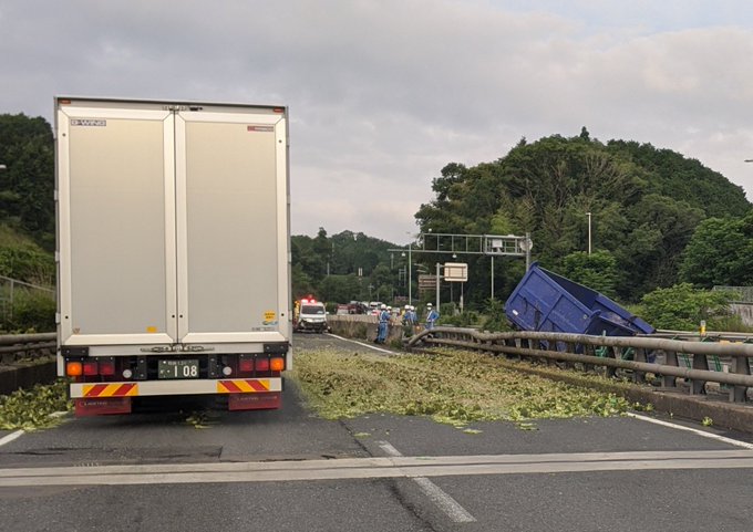 事故 名阪国道 上りの五月橋ic付近で事故 その影響で道路にブロッコリーが散乱 現地の画像や動画まとめ まとめダネ