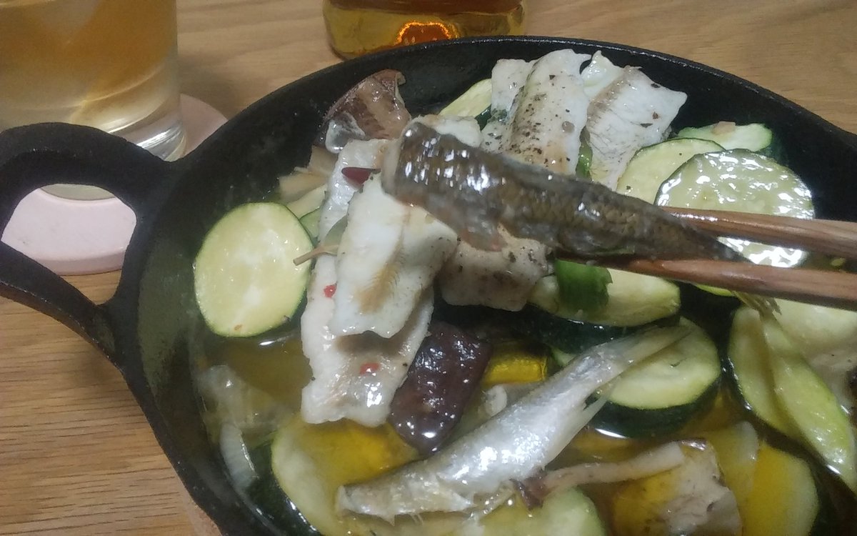 ぷに助 晩ごはん 川魚のアヒージョ 自分で釣って食べるスタイル オイカワ クチボソ カジカ カマツカ カワムツ ニゴイをが入っています おうちごはん 酒の肴 アヒージョ 料理を楽しむ 川魚料理