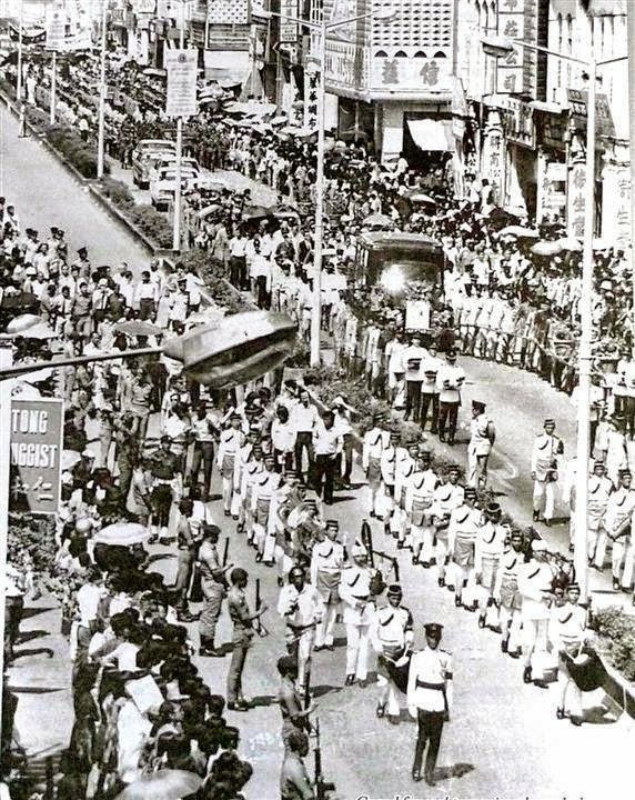 Komunis terus mengganas. Pembunuhan Ketua Polis Negara Tan Sri Abdul Rahman Hashim (1974), Pengeboman Tugu Negara (1975) dan pembunuhan Ketua Polis Perak Tan Sri Khoo Choon Kong (1975) menunjukkan bahawa komunis belum berhenti bermimpi mahukan sebuah negara komunis. 5/8