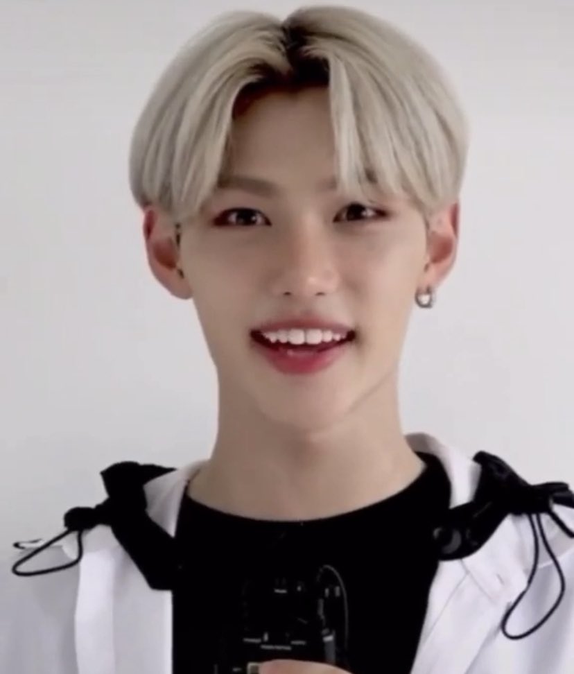 Im gonna continue adding to this thread whenever i find more pics of his gap, FELIX BEST BOY FELIX CUTE