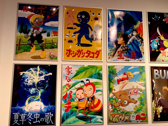 shirobako展。ムサニの過去作ポスター展示あがった…あとイデポンのチラシ!!遠藤さんのパネル後期に追加されるといいなーー!
みゃーもりのここの原画見れたの嬉しすぎた… 