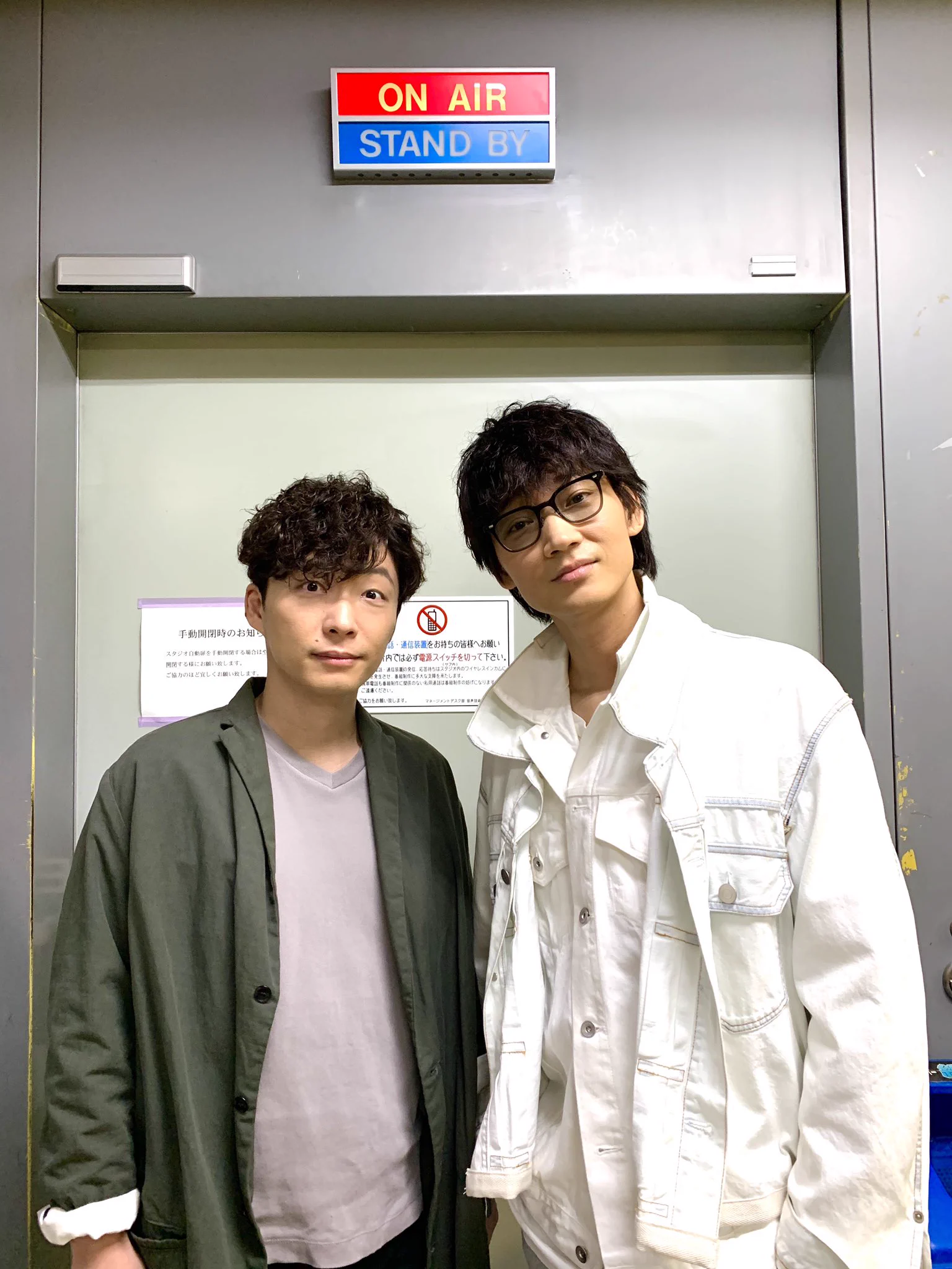 EYEVAN 7285 319を着用する綾野剛（右）と星野源。MIU404公式が公開した王様のブランチ出演時の写真