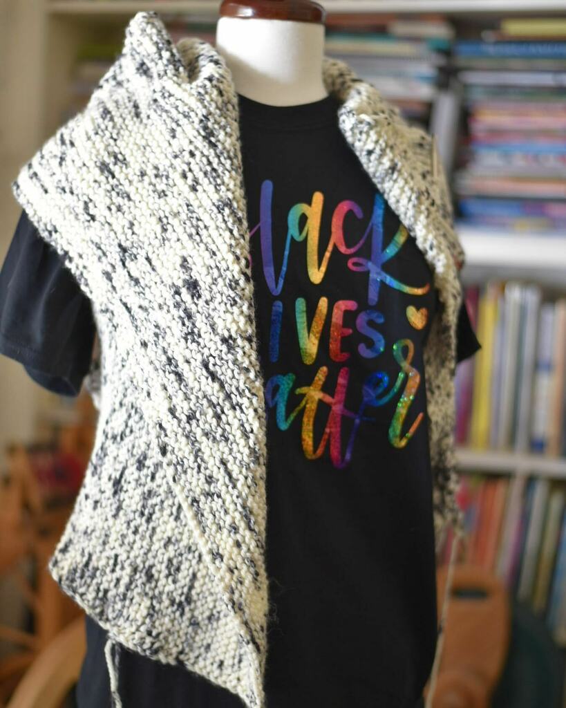 knitmoregirls's tweet photo. The front is folded because someone REALLY PRETTY mixed up garter ROWS for garter RIDGES. #whenknittingattacks
🖤
Wishing the Black community a safe and peaceful #juneteenth. 🖤
(Pattern: Cardizen by @bayronhandmade, Yarn: @onyxfiberarts Bulky “Peppery”)
🖤
… https://t.co/5uUT3t5xb3