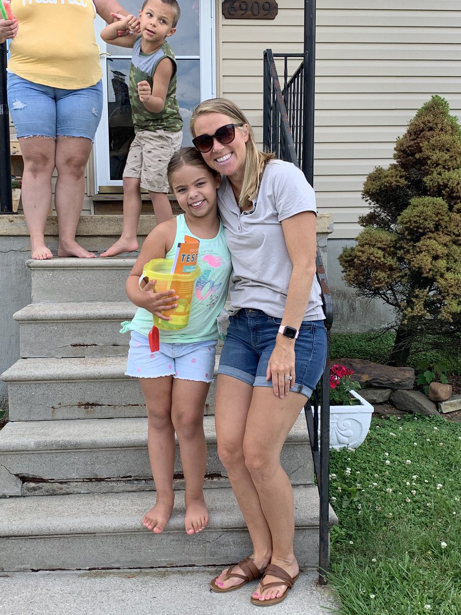 Nicky_Fields_'s tweet photo. Spent the last few hours of our final day of a memorable year doing what I treasure most about being a teacher, making wonderful memories &amp; relationships with my students ❤️ I enjoyed every second of stopping by to drop off gifts &amp; goodbyes to my babies #FieldsFabFirsties❤️ https://t.co/Ki5khd5on3