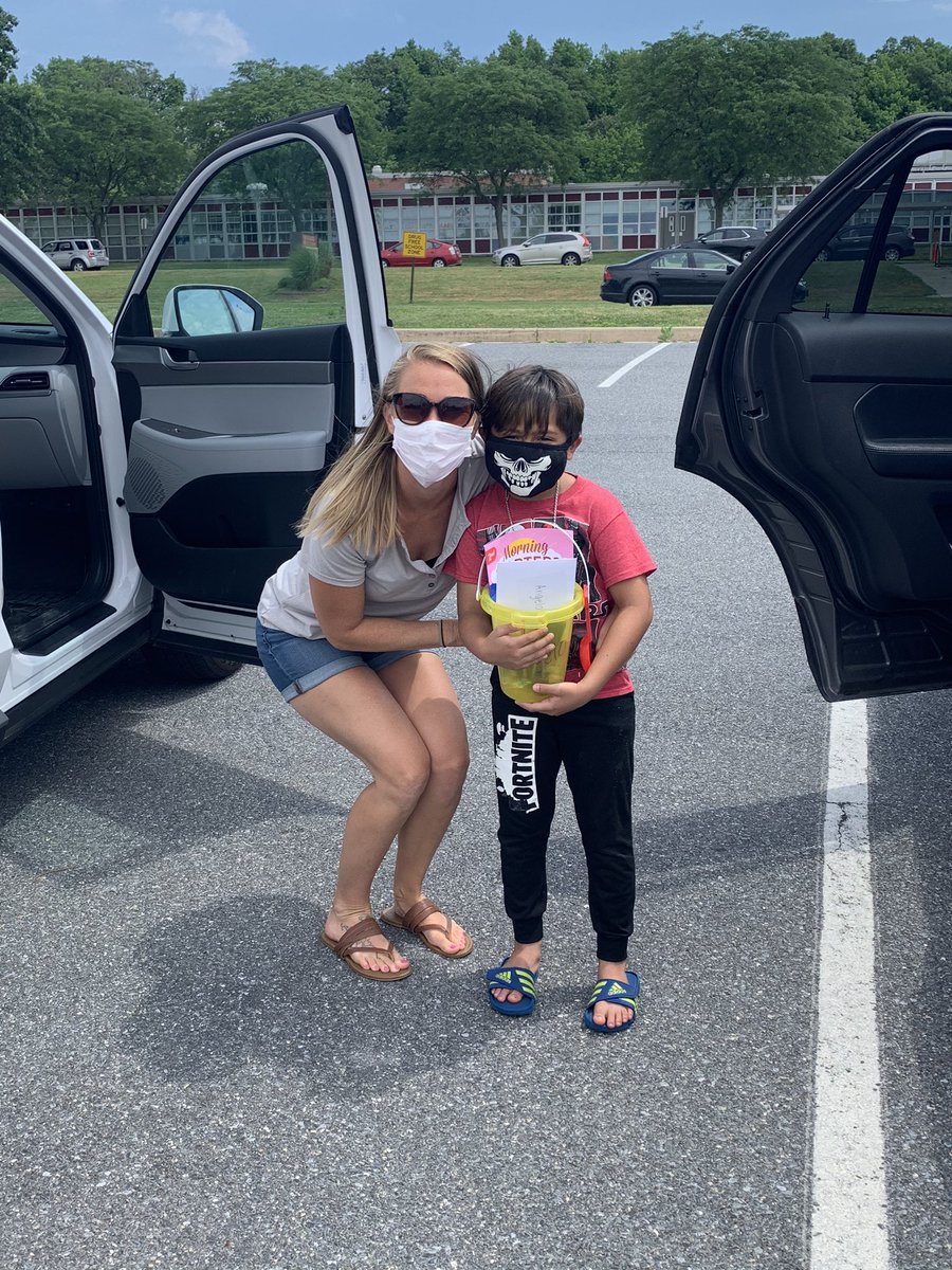 Nicky_Fields_'s tweet photo. Spent the last few hours of our final day of a memorable year doing what I treasure most about being a teacher, making wonderful memories &amp; relationships with my students ❤️ I enjoyed every second of stopping by to drop off gifts &amp; goodbyes to my babies #FieldsFabFirsties❤️ https://t.co/Ki5khd5on3