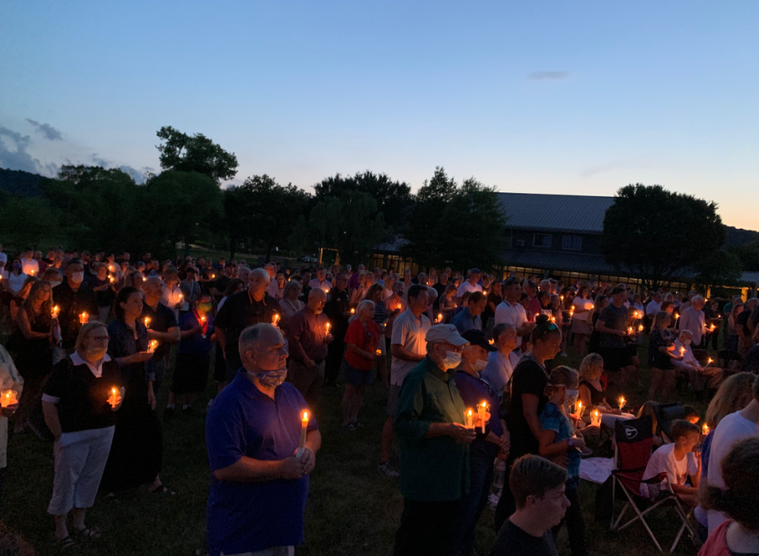 FOXNashville's tweet photo. Remembering Brentwood Officer Destin Legieza: Candlelight vigil held for Brentwood Police officer killed in the line of duty. https://t.co/Eh6H7XZAYa https://t.co/hndejZmEQ7