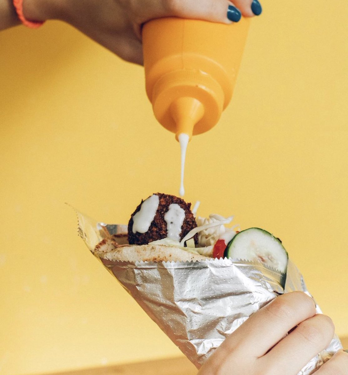 Cierra los ojos y visualiza. Viernecito, musiquits, cervecita, mezcalito y para cenar un DÖNKEBAB con quesito, salsita y pan árabe doradito pide en donkebab.mx