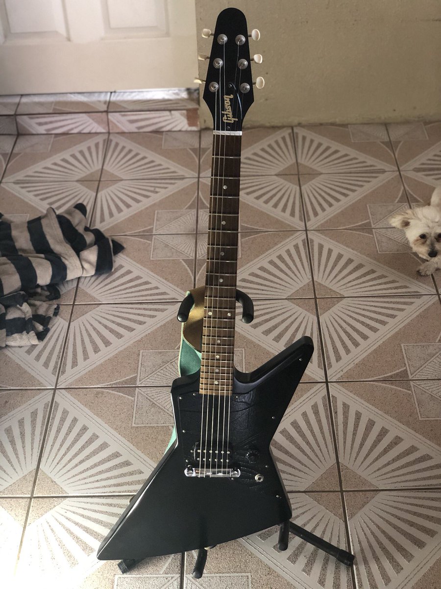 V1PER1DAE's tweet photo. Sorry for the dead stream I got so comfortable on the fold out I “rested” my eyes and before I knew it I was out. Here is my axe collection as an aplology #Gibson #MelodyMaker #LesPaul #Explorer #Jackson #JS328 #HT6 @TwitchReTweets @BlazedRTs @LaZy_RTs @Mighty_RTs https://t.co/y4jshnmcmJ