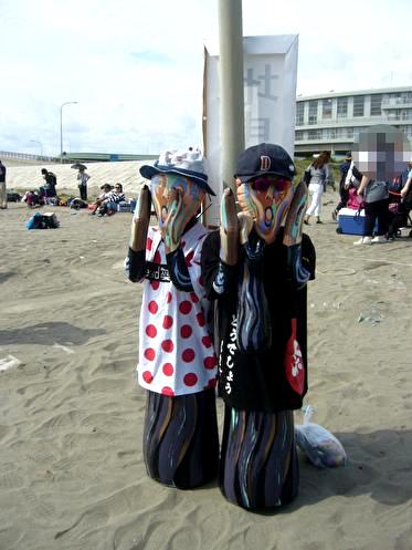 ぱぷりか 𝔸𝔹𝕊𝕋ℝ𝔸ℂ𝕋 どうでしょうキャラバンの時の 九十九里浜で撮った写真です 鈴井さんの心の恋人ムンクさんと 水曜どうでしょうの 大泉さんやチームナックス専属の カリスマ スタイリスト小松江里子さん T Co Qvkfkvxmlh Twitter