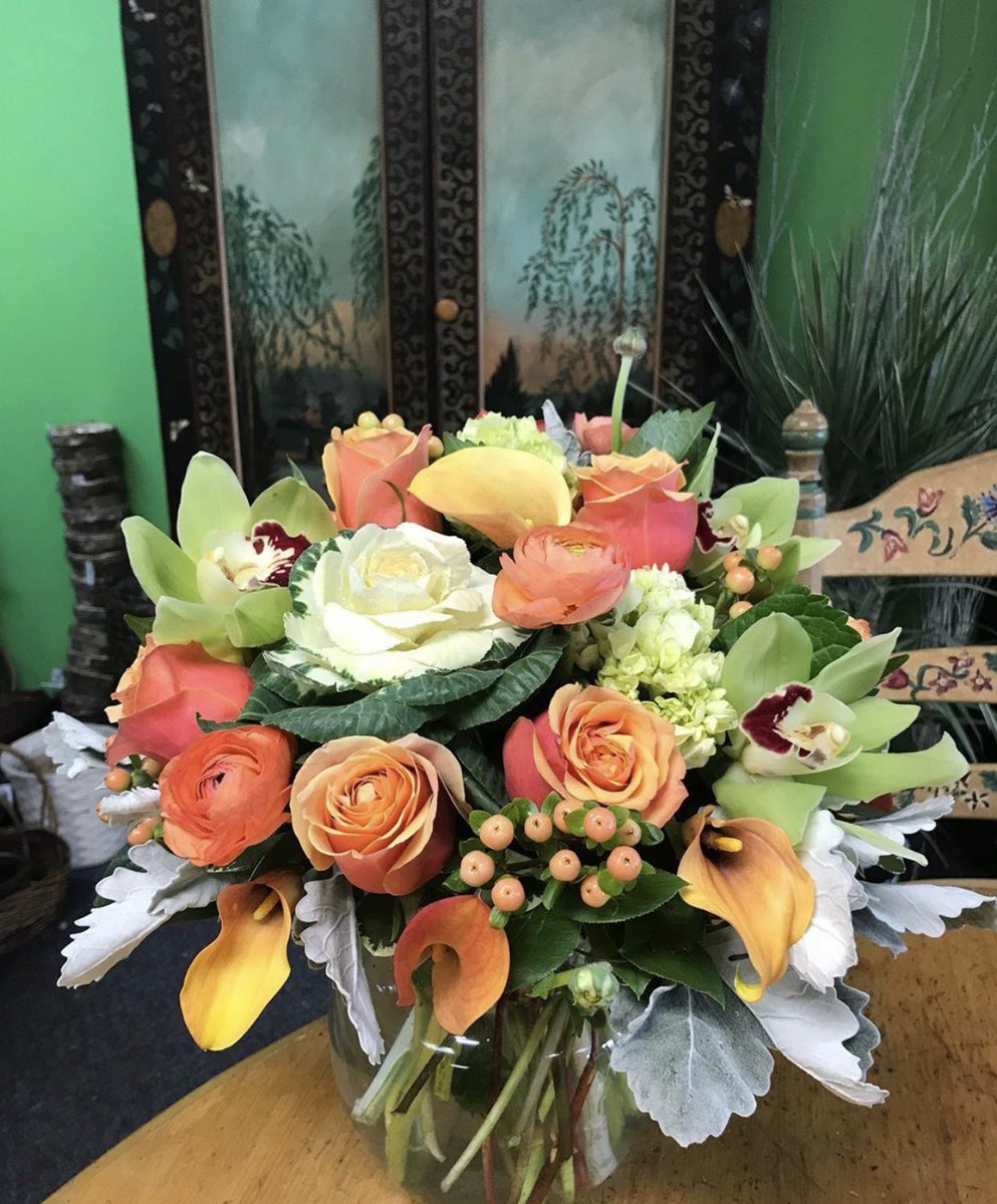 Would you like this delivered to you?! #contactlessdelivery #havertown #florist #sendflowers #orchids #roses #callalily #weddingflowers #everydayflowers #tablecenterpiece #curbsidepickup #freshflowers #orange #greenflowers