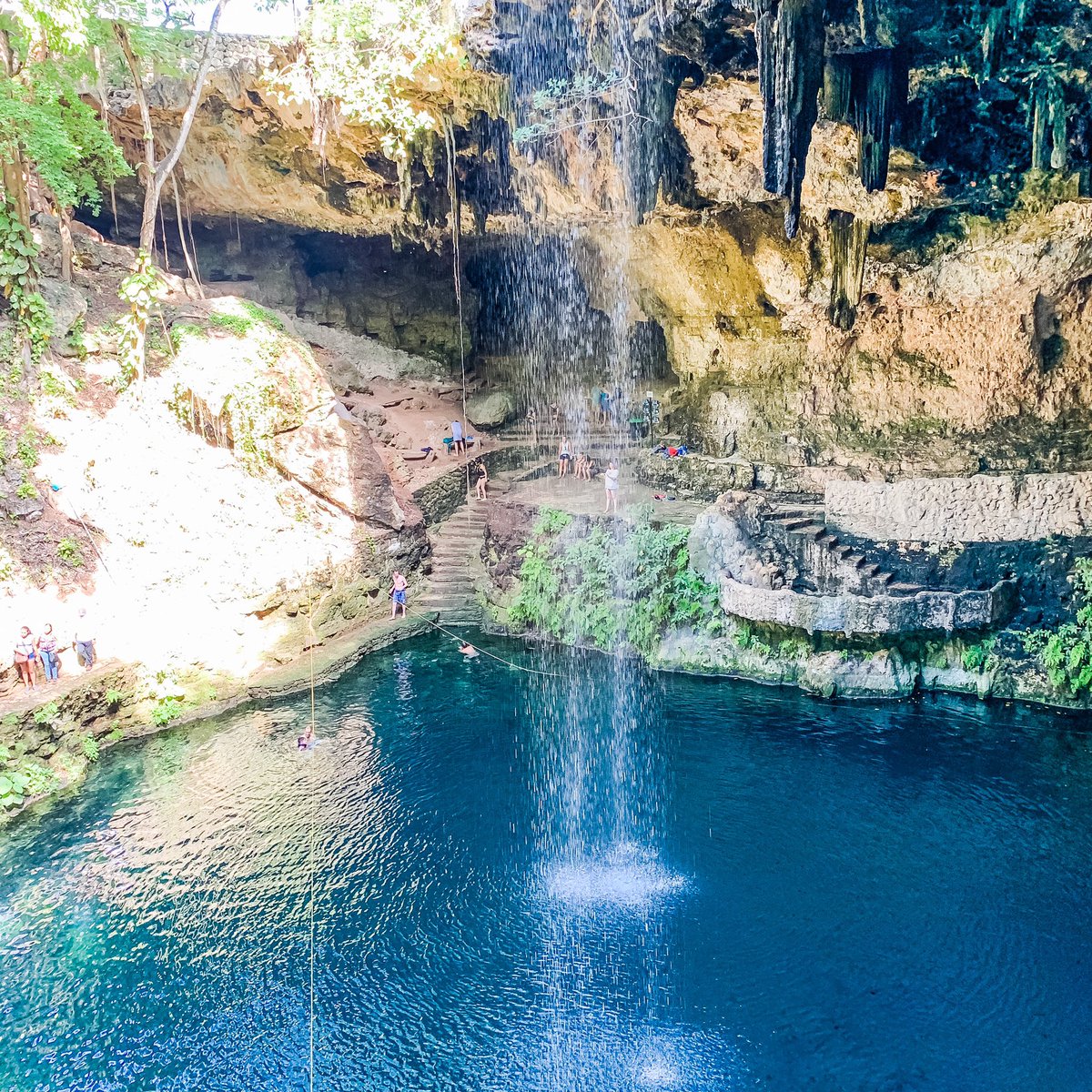 dgxtravel's tweet photo. O cenote está dentro de uma grande caverna de 45m de diâmetro com estalactites no teto e a metade descoberta. Todos os hóspedes do #HotelXcaretMéxico têm o passeio incluído para a cidade de Valladolid e o cenote #Zaci, visitando no mesmo dia a zona arqueológica de Chichén Itzá. https://t.co/Imx65Iin1n