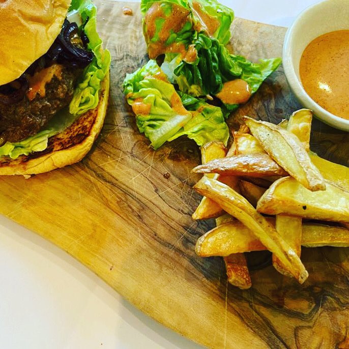 Homemade burger and chips with chipotle mayo 🥰😋💥#burger #lockdownburger #oxinabox_new #bittenoxford #deliciousoxford