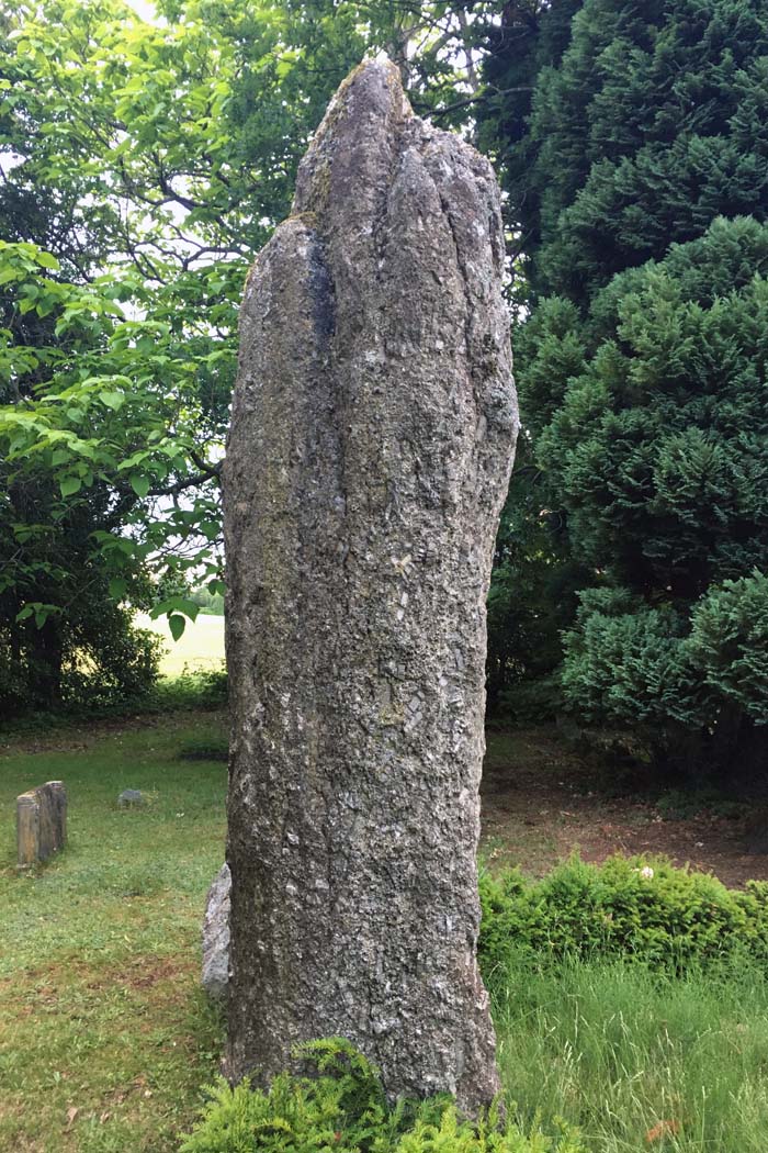 A short thread on this evening’s visit to a rare sight in Surrey: a large standing stone, some 3-4m high.But it’s not quite what it seems from this angle - and it's only been here just over 100 years.Though, as we'll see, it’s not without prehistoric relevance…