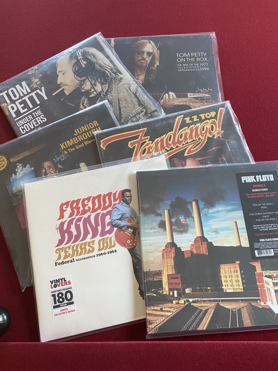 mike_leonard67's tweet image. Today’s edition of the #loyal2localchallenge sees me visit my favourite record store @TazRecords.  I think I got a little carried away🤘🏻🤘🏻🤘🏻