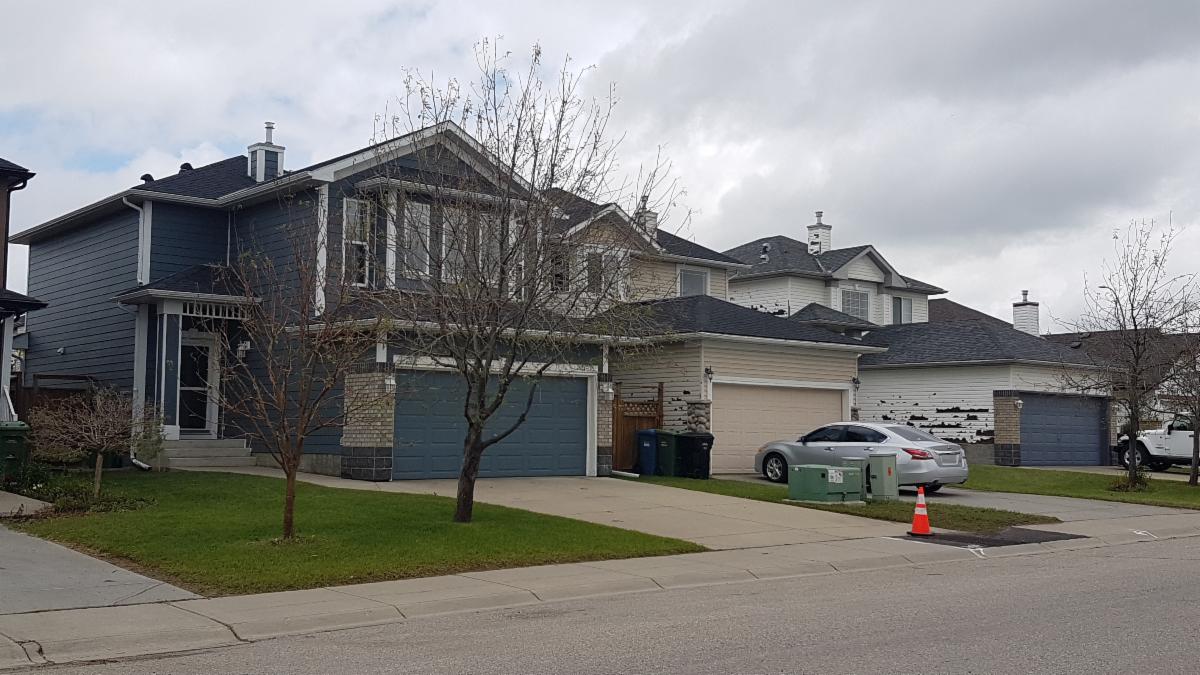 SISRenos's tweet photo. Is it worth the extra $10-12 k to wrap one of your biggest personal investments in a hail resistant James Hardie Siding?...I'm thinking yes...note the exposed walls on the 2 vinyl houses compared to the blue hardie wrap that was without a blemish.  #hardieplank #haildamageyyc https://t.co/6nhARXG4Ho