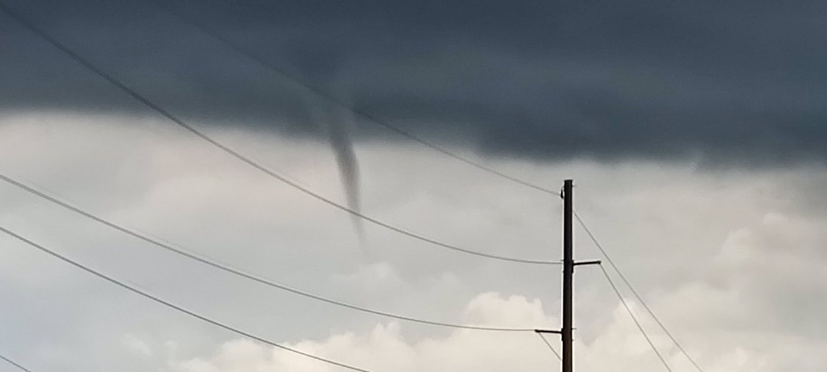 NWSHastings's tweet photo. A few cold air funnels have been spotted in Thayer County near Deshler and Byron. These are associated with weak showers and are associated with the updrafts of these storms. These funnels are usually brief and not typically a threat. Severe weather is not expected. #NEwx #KSwx https://t.co/vOhdKsFWNT