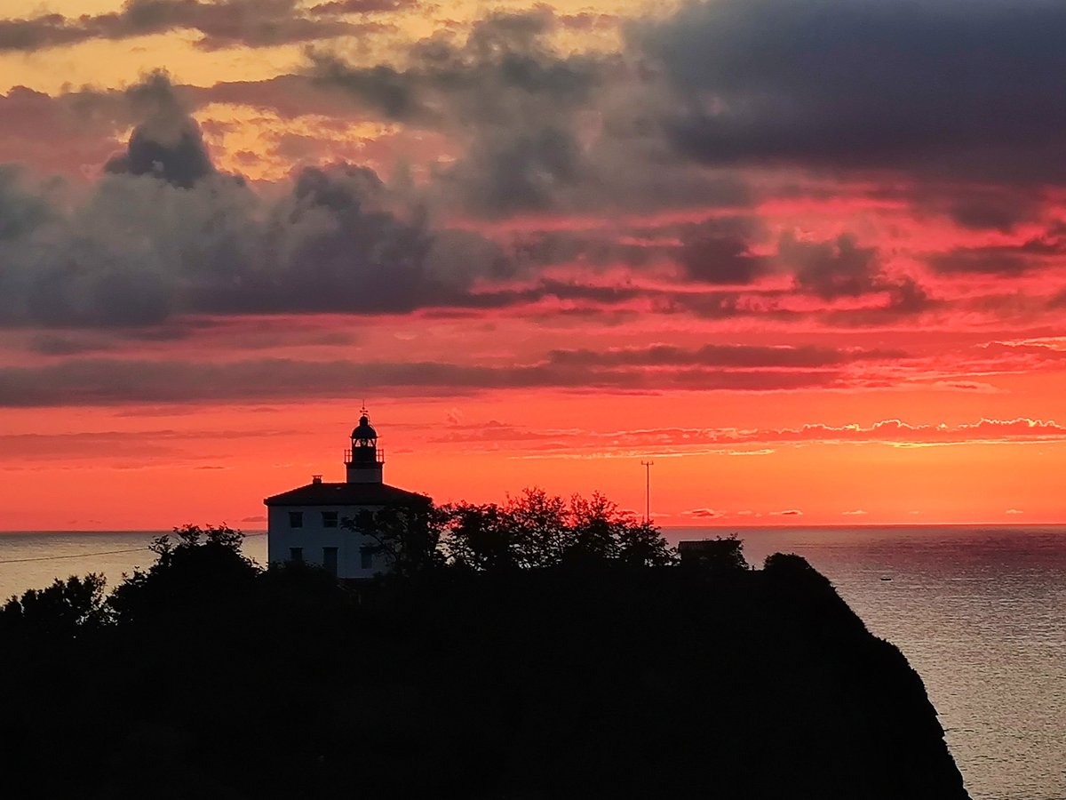 vmrr8395's tweet photo. Es una maravilla, da igual por donde pasees..
#zumaia #CaminoDelNorte #atardecer #geoparkea #ShotOnMiNote10
https://t.co/TMix9591tt https://t.co/540wSnp0Zm