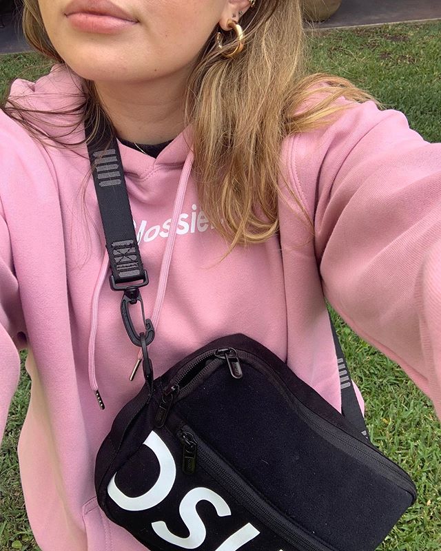 OSUZAofficial's tweet photo. juliet_gillis wearing the OSUZA pouch out in the wild 👀.
.
.
.
.
#osuza #pouch #fanny #swag #bag #crossbodybag #carryyourcraft #osuzapouch #glossier https://t.co/v9SxvJjp8D
