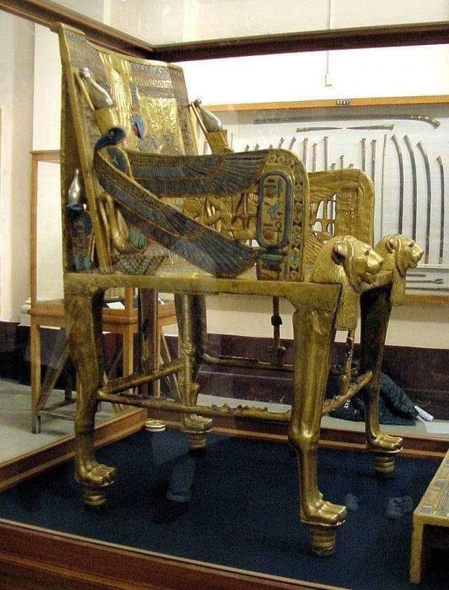 كرسي عرش الملك الذهبي الصغير توت عنخ آمون كرسي أبهر العالم ...