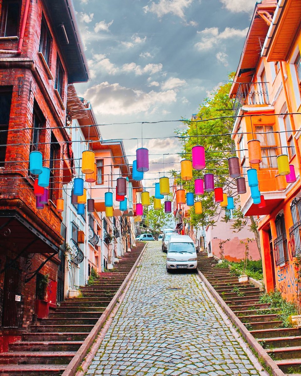 Fatih, Balat’ın renkli sokaklarında dolaş.