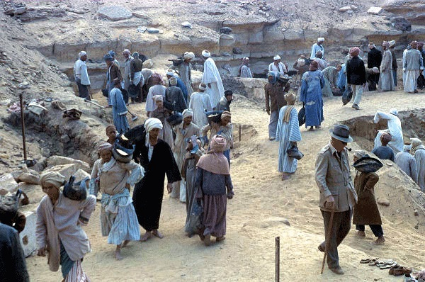 بعض صور أرشيف جمعية استكشاف مصر  @TheEES الانجليزية بتوضح الممارسات الاستعمارية لاستخراج الآثارالجمعية حاليا بتعترف وبتراجع الممارسات العنصرية من خلال التعاون مع مشروع آثارنا المتغربة  @excavatedegypt مزيد من الصور و التفاصيل في الثريد ده: https://twitter.com/excavatedegypt/status/1274095324513161216?s=20