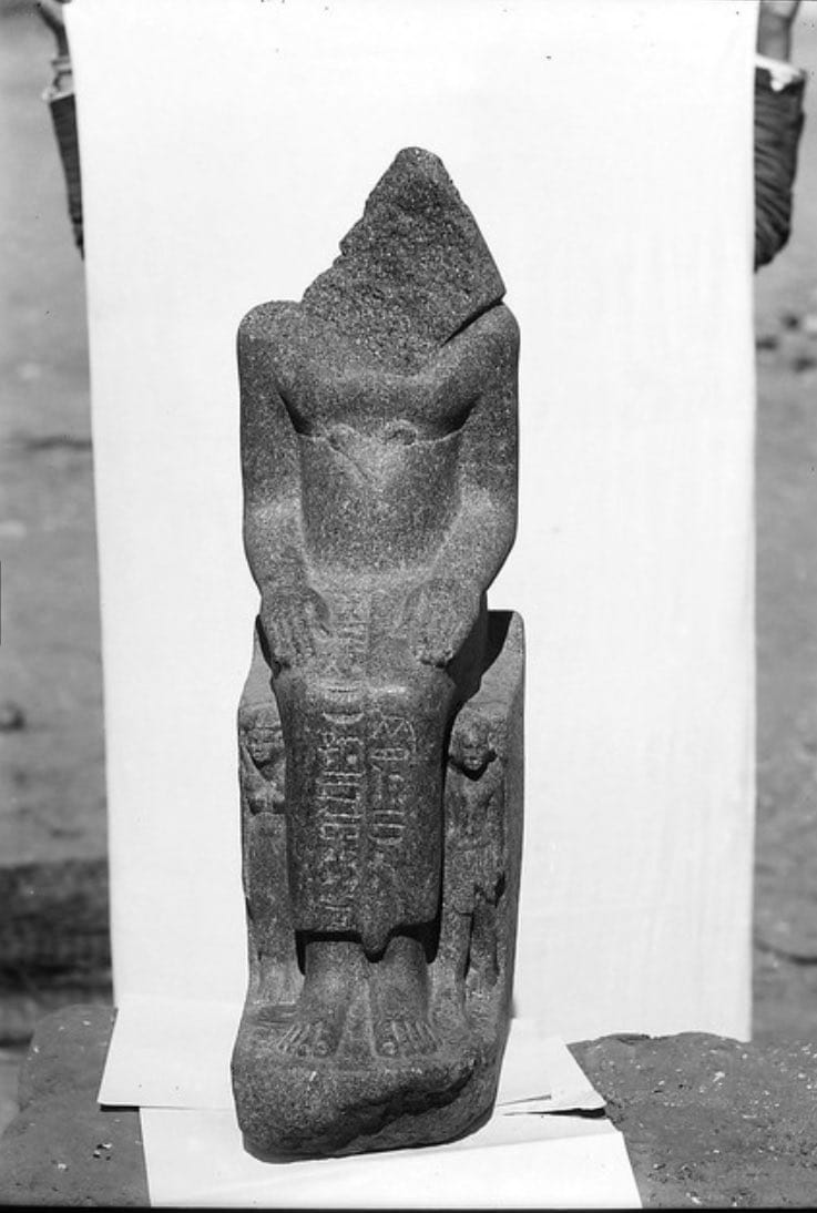 بعض صور أرشيف جمعية استكشاف مصر  @TheEES الانجليزية بتوضح الممارسات الاستعمارية لاستخراج الآثارالجمعية حاليا بتعترف وبتراجع الممارسات العنصرية من خلال التعاون مع مشروع آثارنا المتغربة  @excavatedegypt مزيد من الصور و التفاصيل في الثريد ده: https://twitter.com/excavatedegypt/status/1274095324513161216?s=20