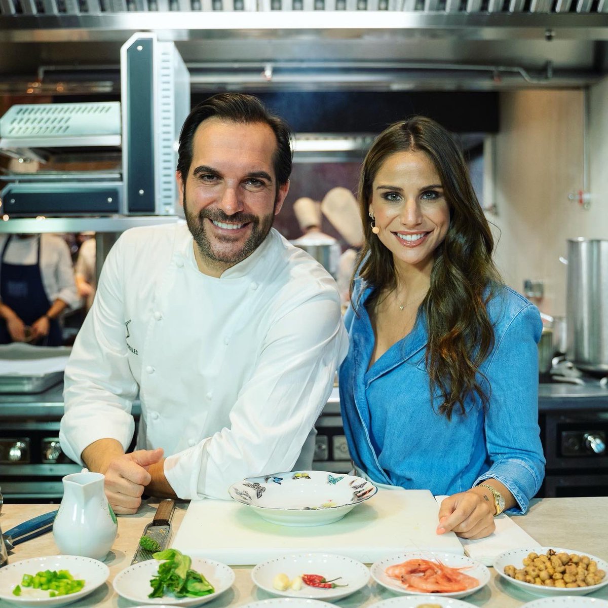 lucia_villalon's tweet image. Aprendiendo del mejor! 🧑🏻‍🍳🥒🌽🥦🍖🥩👨🏻‍🍳 
Gracias @MSandovalCOQUE por la receta y el buen ratito que hemos pasado con @ds_espana ! bienvenido a la familia @ds_official ♥️💥🔝 @anavellosillo @beupcom @EvaEscolano @yslbeauty