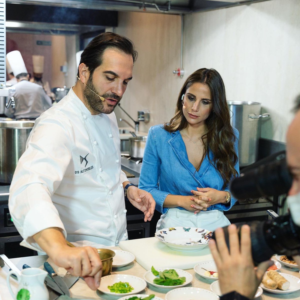 lucia_villalon's tweet image. Aprendiendo del mejor! 🧑🏻‍🍳🥒🌽🥦🍖🥩👨🏻‍🍳 
Gracias @MSandovalCOQUE por la receta y el buen ratito que hemos pasado con @ds_espana ! bienvenido a la familia @ds_official ♥️💥🔝 @anavellosillo @beupcom @EvaEscolano @yslbeauty