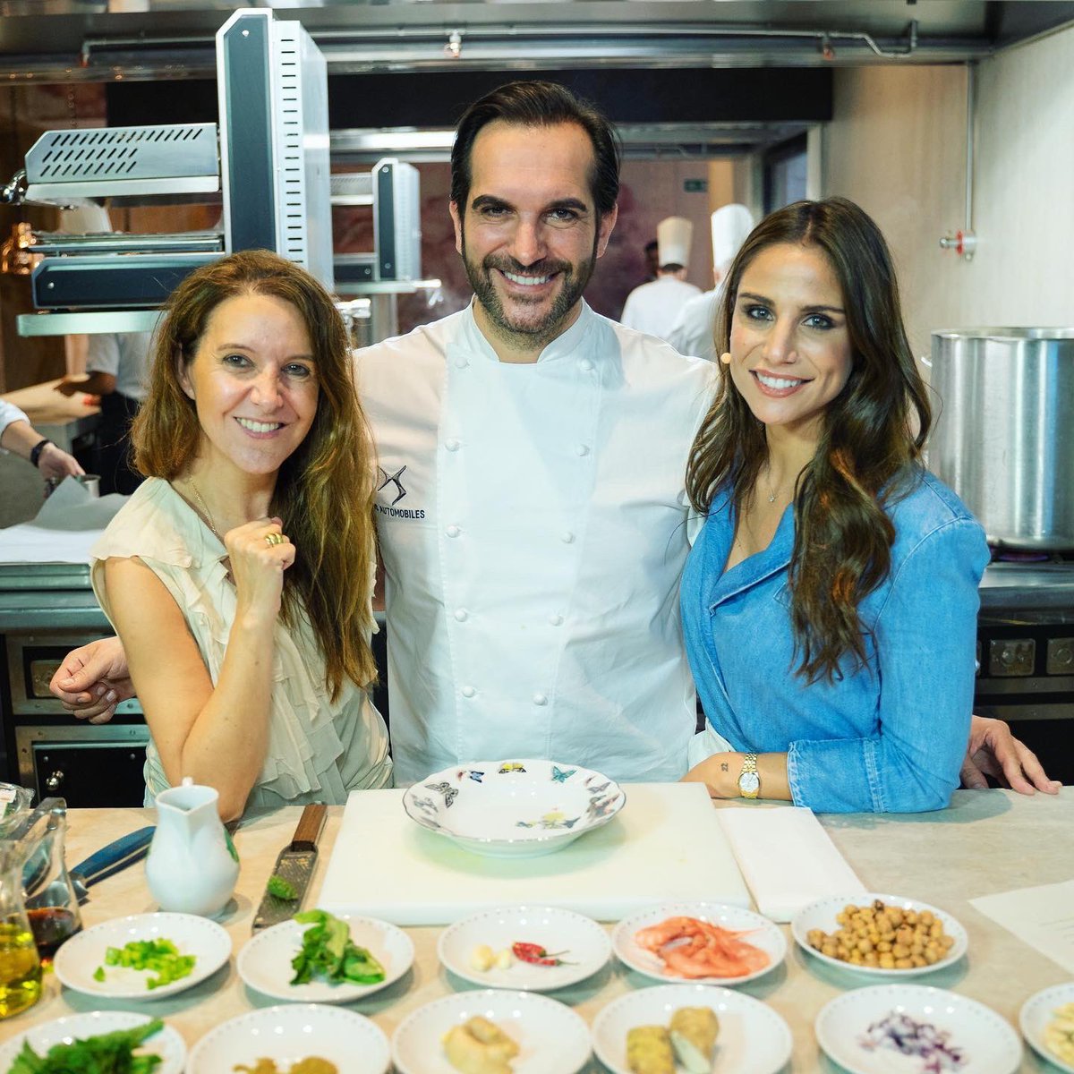 lucia_villalon's tweet image. Aprendiendo del mejor! 🧑🏻‍🍳🥒🌽🥦🍖🥩👨🏻‍🍳 
Gracias @MSandovalCOQUE por la receta y el buen ratito que hemos pasado con @ds_espana ! bienvenido a la familia @ds_official ♥️💥🔝 @anavellosillo @beupcom @EvaEscolano @yslbeauty