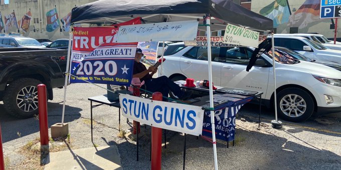 susanmalone1964's tweet photo. DOWNTOWN TULSA 6/19/20....
WTAF???
Now they are arming the rally-goers? https://t.co/cjilzwM4zV