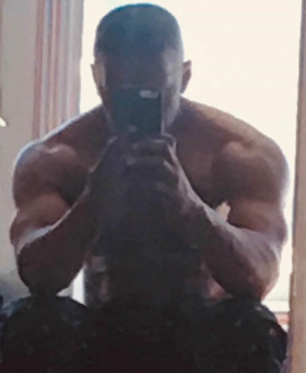 charlascinef's tweet photo. El biopic de Mike Tyson va cogiendo forma.
El actor Jamie Foxx subió a Instagram fotos mostrando su forma física y confirmando que interpretará al famoso boxeador en 'Finding Mike', película que probablemente dirija Martin Scorsese.
#JamieFoxx #MikeTyson #FindingMike https://t.co/hR4aigaGTV