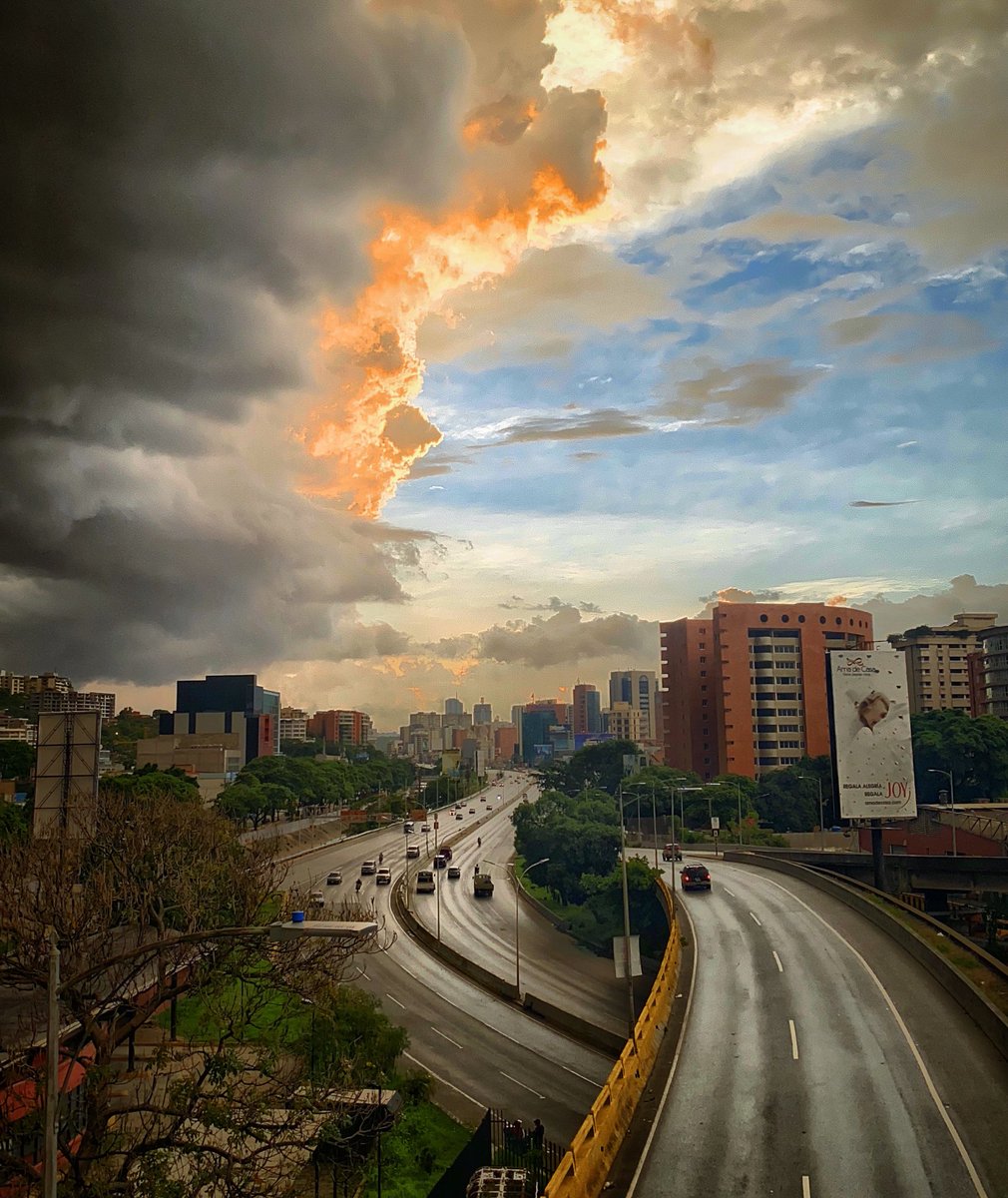 Naldoxx's tweet photo. Caracas, justo antes de que la cubriera el nubarrón. https://t.co/l6fB9PfzrY