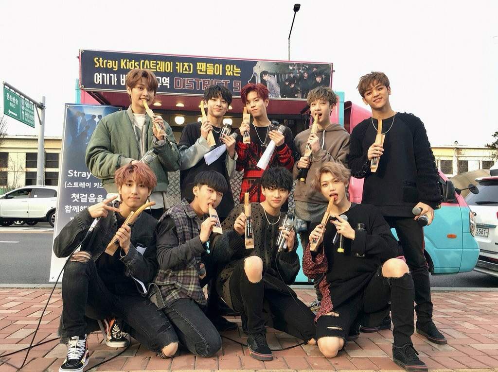 skz went to the swamp meet del dia y se compraron unos churros