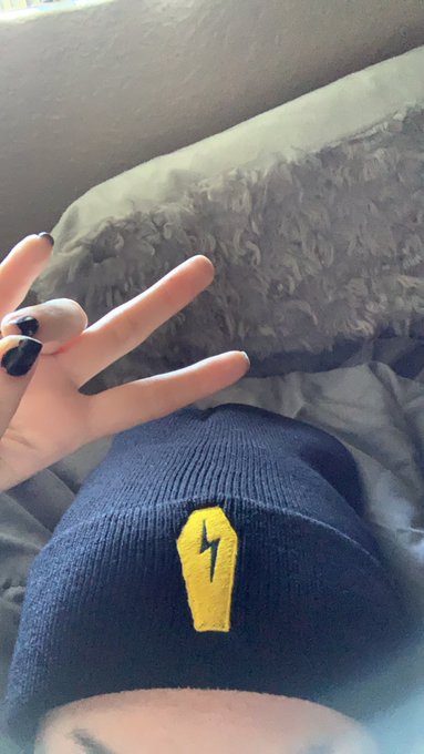 got my EF beanie 🤪 https://t.co/GLUBOiWohl