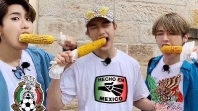 jisung hyunjin minho eating elotes con chile y limon