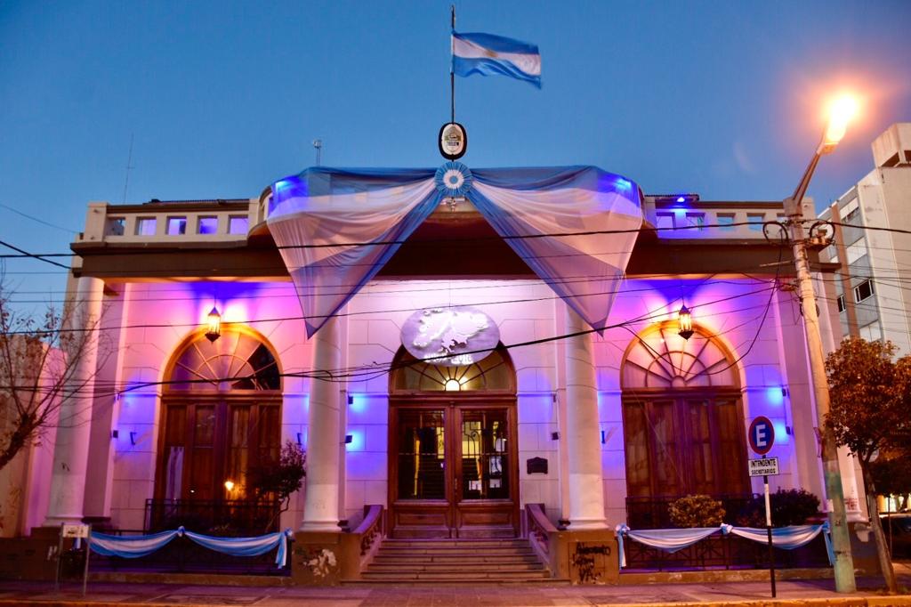 TWMunicipalidad's tweet photo. #FotoDelDía 📸
  Con motivo de la celebración por el Día de la Bandera, mañana 20 de junio, el Palacio Municipal y otros edificios públicos se vistieron de celeste y blanco. https://t.co/d7Y0QRyCBD