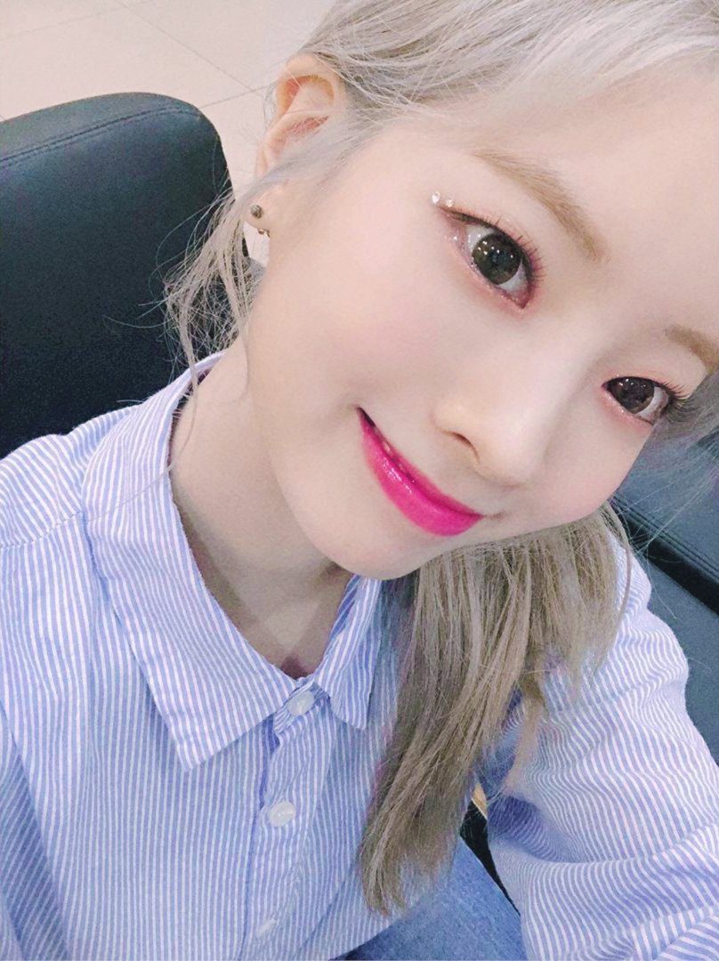 SYAETWINKLE's tweet photo. ⠀⠀⠀ ˗ˋˏ ┊ #MXWillShineForever + #MONSTAX5CB.
Aerin se puso bonita para venir a apoyar a sus varones favoritos y a llenarlos de besitos después del show. 😳 De parte de todas les deseamos mucho éxito y nos declaramos fans de su nuevo temazo!!! ╰(*´︶`*)╯ https://t.co/l53TZSv1fm