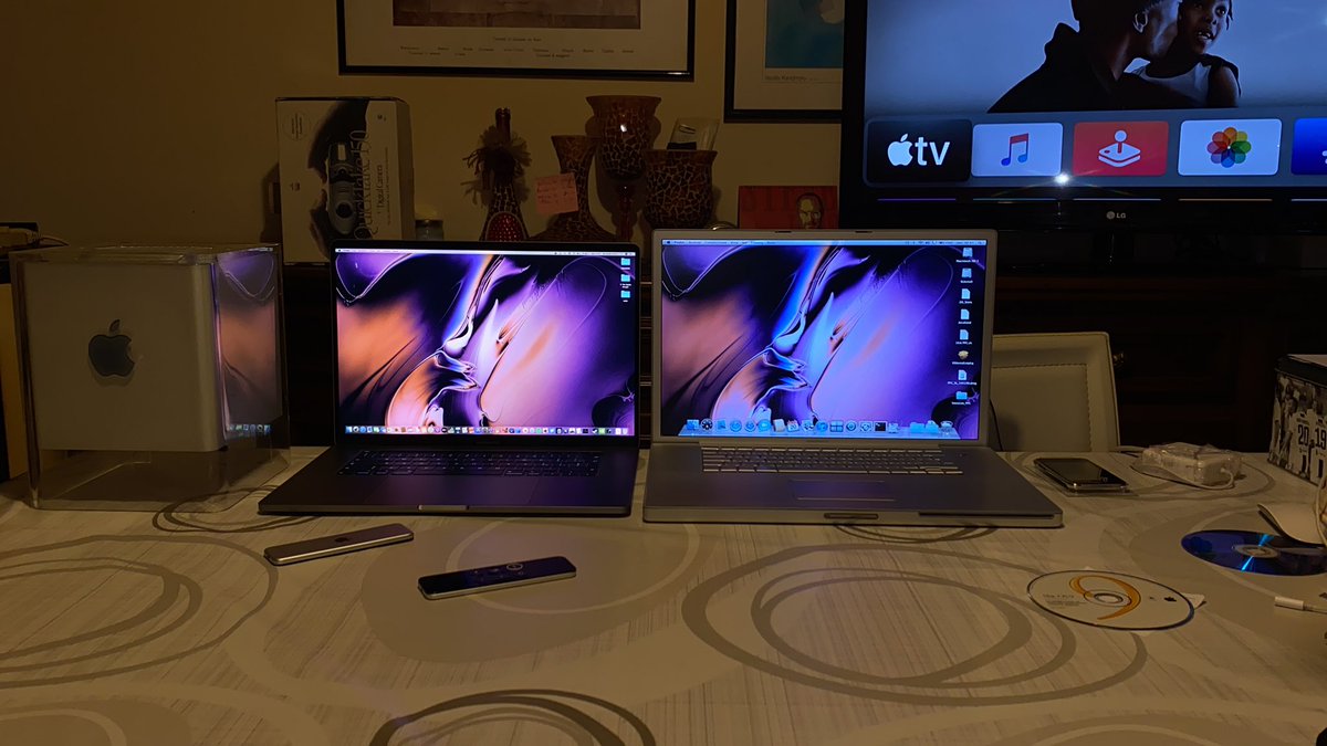 Ric_iDex_1996's tweet photo. Comunque solo ora noto quanto #MacBookPro 16 pollici appare piccolo a fianco al #NotebookMac 17 pollici meno ingombrante (è quello un filo più spesso ma è quello un pochino meno profondo* per l’assenza della #iSight; statistiche), #PowerBookG4 @Apple #Apple #PowerPC *bordo sopra https://t.co/devL09fnrA