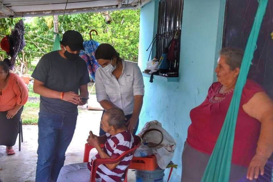 CENJP's tweet photo. El día de ayer nuestro secretario general @Jos_lvarez estuvo acompañando a la Dip. @karlatoledo121 en la comunidad de Alfredo V. Bonfil en el Estado de Campeche con la firme intención de apoyar a quien más lo necesita.
#JPandando
#GraciasXLucharXMéxico🇲🇽 https://t.co/OtrRF4RqYZ