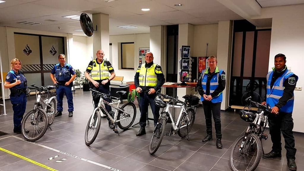 MiquelWijna's tweet photo. Voor het eerst sinds de #coronacrisis begon, vanavond weer op de bike gestapt in de #horeca. Eerst de bijzonderheden doorgenomen met de collega's van #Handhaving van @hilversummediastad en de beveiligers van @ppssecuritygroup
#horecapolitie
#uitteam
#polโฆ https://t.co/x7HvlKdsCw https://t.co/f7G4jFcsPG