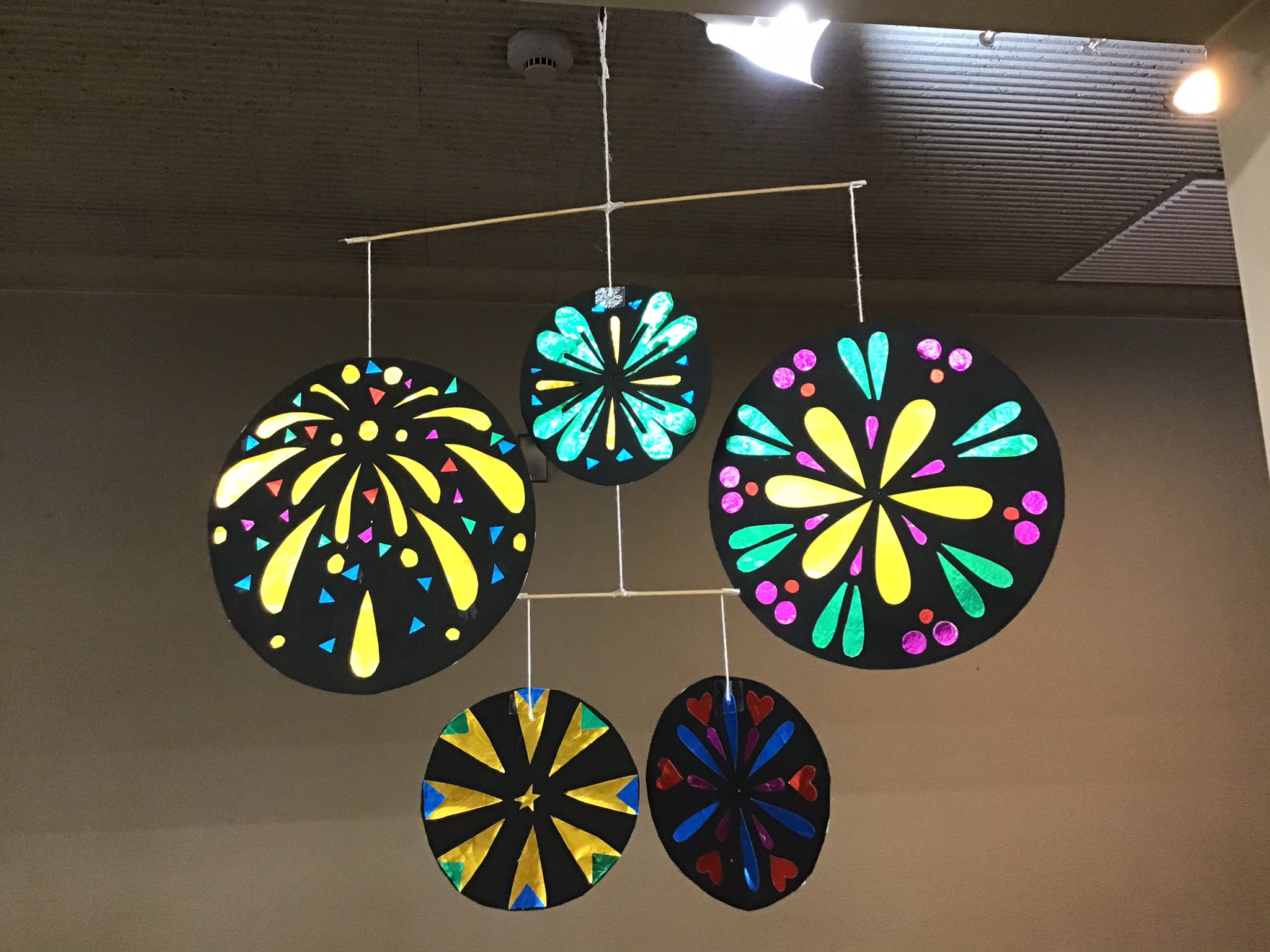 公式 おかざき世界子ども美術博物館 親子造形センターです 今日から絵画教室で 花火モビール が作れます 夏の風物詩 花火 大会気分でお部屋でキラキラ花火を楽しんでね Sns映えまちがいなし おかざき世界子ども美術博物館 親子造形センター